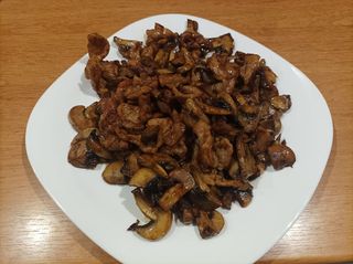 142. Свинско месо с гъби печурки (700гр)