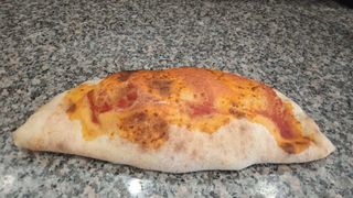 Base calzone con pomodoro e mozzarella