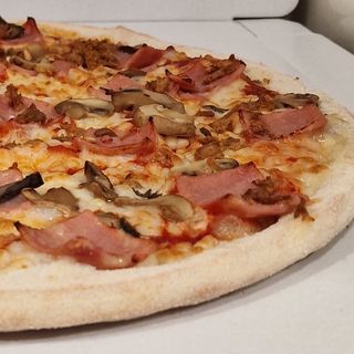 Pizza 4 Estaciones (Familiar)