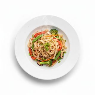 Spaghetti di soia saltati alle verdure
