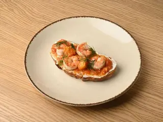 Велика брускета з креветками, страчателою та абрикосовим чатні (200g)