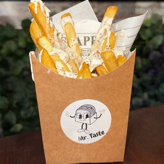 Patatas Fritas Con Salsa Trufada Y Queso Parmesano