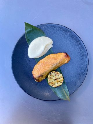 Salmón asado al miso con lima, celery y manzana