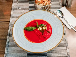 Supa crema de rosii infuzata cu busuioc si mozzarella