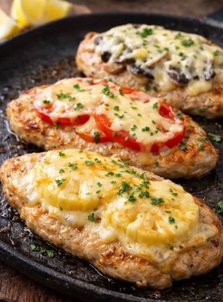 Відбивна куряча під сиром з (грибами/помидороми/ананасом) (1шт/200г)