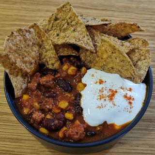 Chili con carne sa tortilla čipsom