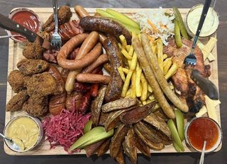 ლუდის დაფა ხუთ-ექვს პერსონაზე