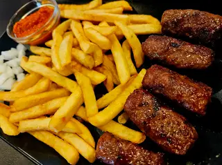 Ćevapi 5 kom s prilogom