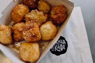 12 бухтички с мед и орехи + Coca-Cola  Original Taste (330мл)