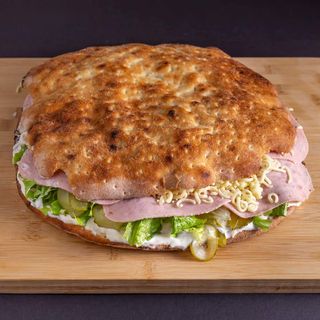 Šunka XXL sendvič u pizza tijestu