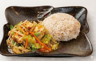 Riso con verdure miste e tofu