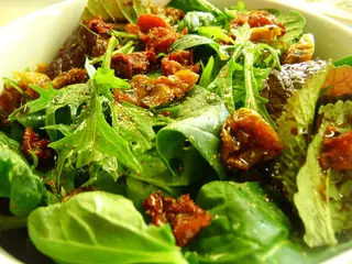 Salata mix cu roșii cherry si capere