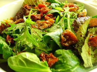 Salata mix cu roșii cherry si capere