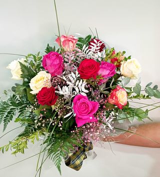 Ramo 12 rosas surtidas de color