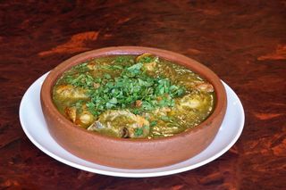 წიწილა ტყემალში