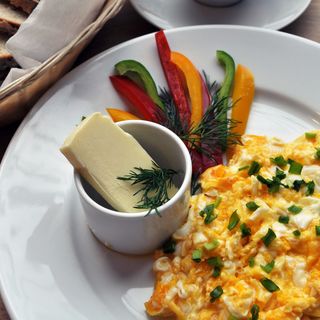 Jajecznica na maśle z trzech jaj, pieczywo