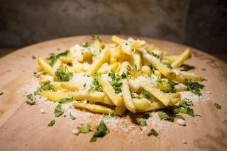 Cartofi prăjiţi cu parmezan, usturoi şi pătrunjel