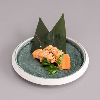89. Nigiri salmone con salsa cocktail
