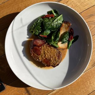 СТЕЙК ЗІ СВИНЯЧОГО ОШИЙКУ З ЕРІНГОМ ТА ПЕППЕР СОУСОМ 