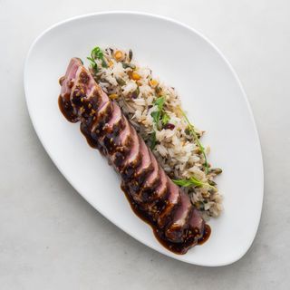 Vindaloo de pato acompañado de arroz y semillas