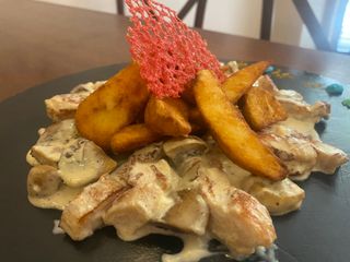 Пилешки филенца с топено сирене, гъбки, крем сос и картофки Уеджис (360г)