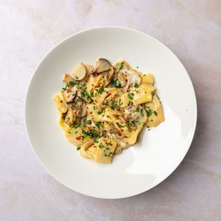 Domaće papardele sa šumskim pečurkama i pirotskim kačkavaljem