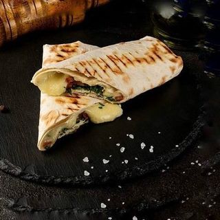 Cулугуні в лаваше з Бастурмой