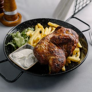 Jumătate de pui cu usturoi și paprika gătit lent