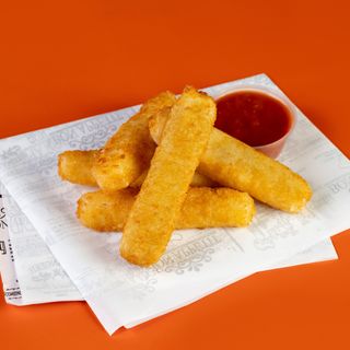 ყველის ჩხირები პიკანტური სოუსით