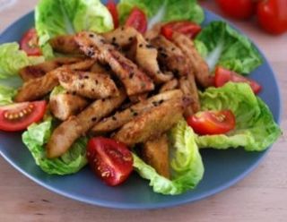 Plato Carne De Pollo Y Ensalada