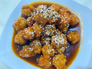 51A. Bola De Pollo Con Sésamo Y Miel