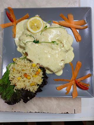 Пиле къри с топка ориз