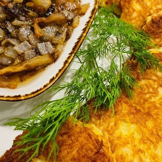 Деруни зі шкварками