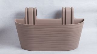 Žardinjera za terasu sa kačaljkama