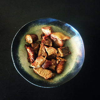 Carne și cârnați la garniță cu mămăliguță ca la bojdeuca din Iași