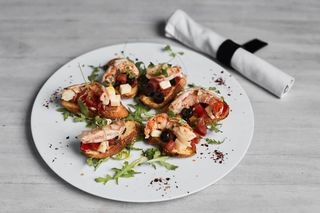 Bruschetta sa mozzarellom, maslinama, paradajzom i kozicama