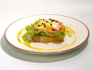 Тост з лососем, яйцем пашот, авокадо і соусом (185г)