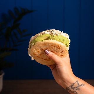 Arepa Reina Pepiada Y Queso Amarillo