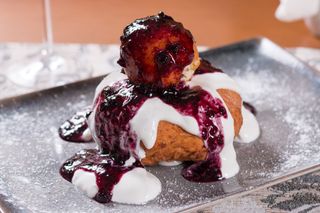 Papanasi cu smantana si gem de fructe