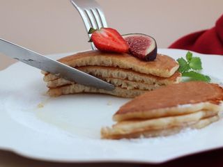 Класичні панкейки з ароматним медом та вершковим маслом (335g)