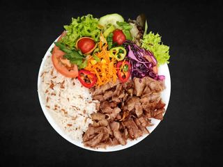 Piatto döner kebab con riso