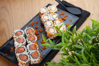 Maki Inversé Tartare de saumon épicé