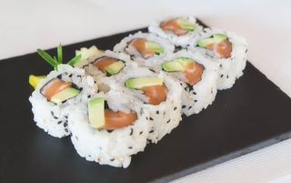 Uramaki Tradicional Salmón Y Aguacate (8 Pzs.)