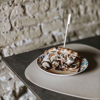 Puccia con porchetta arrosto, maionese, melanzana sott'olio