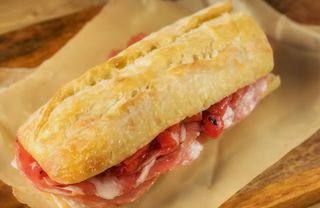 Bocadillo de lomo adobado con bacon