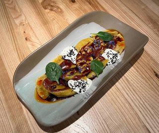 Вареники з рваним м'ясом качки та копченою сметаною (180/80/15 г)