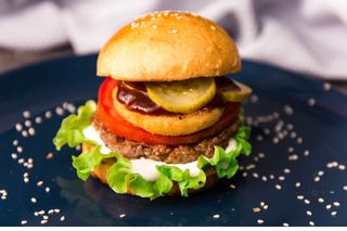 Гамбургер с соусом "Барбекю"