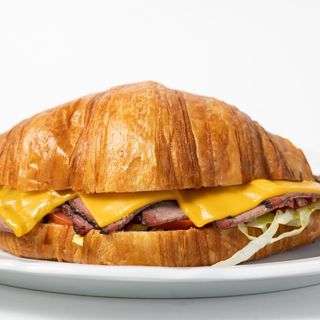 Круассан с брискетом