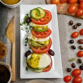 Салата Капрезе с  гриловани тиквички (400г)