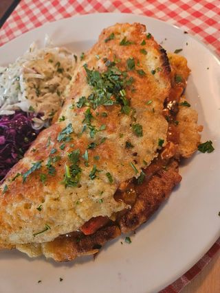 Placek po zbójnicku z gulaszem z piersi kurczaka